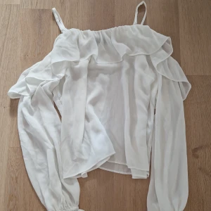 Blus från gina tricot! - Säljer denna super snygga blus från gina tricot! Lite genomskinlig men inte jätte. Super söt på och säljer pga att den inte kommer till användning! Skriv för fler bilder! Storlek 36 men passar mig som använder XS!