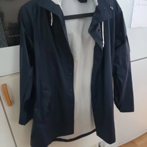 Regnkappa  - Använd få gånger. Köpt från XXL. 