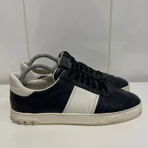 Valentino flycrews - Valentino flycrews i otroligt skick! 3 nitar är borta, priset är ej hugget i sten. Tveka inte på att skriva vid funderingar 