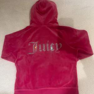 Säljer en supermjuk och snygg rosa velour hoodie från Juicy Couture. Storleken är M men skulle säga att den kan passa som S. Andvänd fåtal gånger. Har också ett par byxor till tröjan, om man köper hela settet kan jag sälja de för 1300💕💕