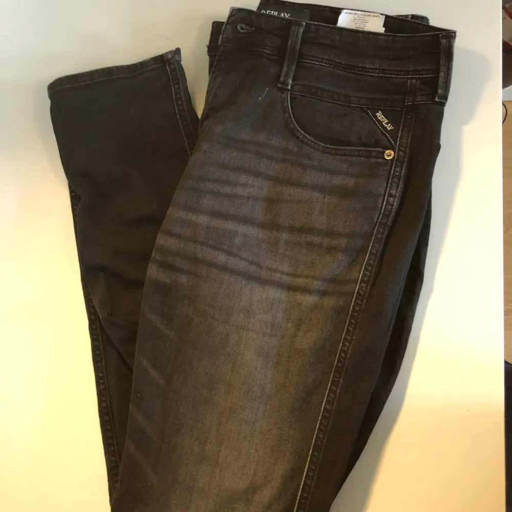 Säljer ett par svarta Replay anbass jeans i storlek 31. 499kr! . Jeans & Byxor.