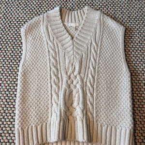 H&M stickad vest - Stickad vest från H&M Storlek: S