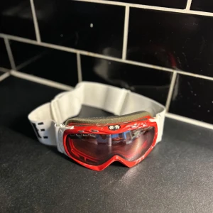 Skidglasögon  - Säljer dessa skidglasögon som passar för barn, då dom blivit för små på mig och ej används längre! Märket är Dr. Zipe och kostade 599kr när jag köpte dom!