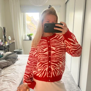 Mönstrad kofta - Unik snygg kofta i zebra mönster