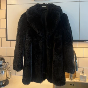 Pälsjacka - Säljer min super snygga pälsjacka inte riktig päls! Perfekt för höst/vinter och alla utgångar!