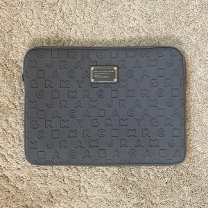 Marc Jacobs datorfodral  - Snyggt datorfodral i nyskick från Marc Jacobs!! Säljer likadan i svart!  