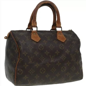 Louis Vuitton Speedy 25 - Louis Vuitton Speedy 25. Ett måste i väskkollektionen! Bra storlek för både vardagsbruk och resor. Perfekt att använda som skol-/arbetsväska. Speedy ger en touch av lyx och stil till varje outfit.