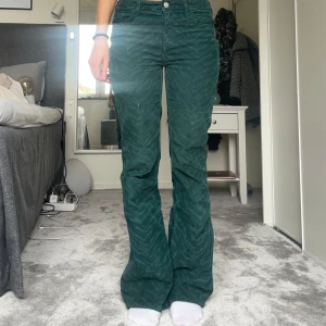 Gröna jeans  - Snygga mönstrade gröna jeans i Manchester material