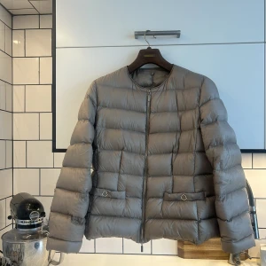 Moncler jacka - Säljer min Moncler jacka den är använd men i super fint skick! Skriv för alla bilder på jackan/ lapparna! Sitter bra på mig som brukar ha S men lite oversized men skulle passa upp mot L för en mer fitted fit