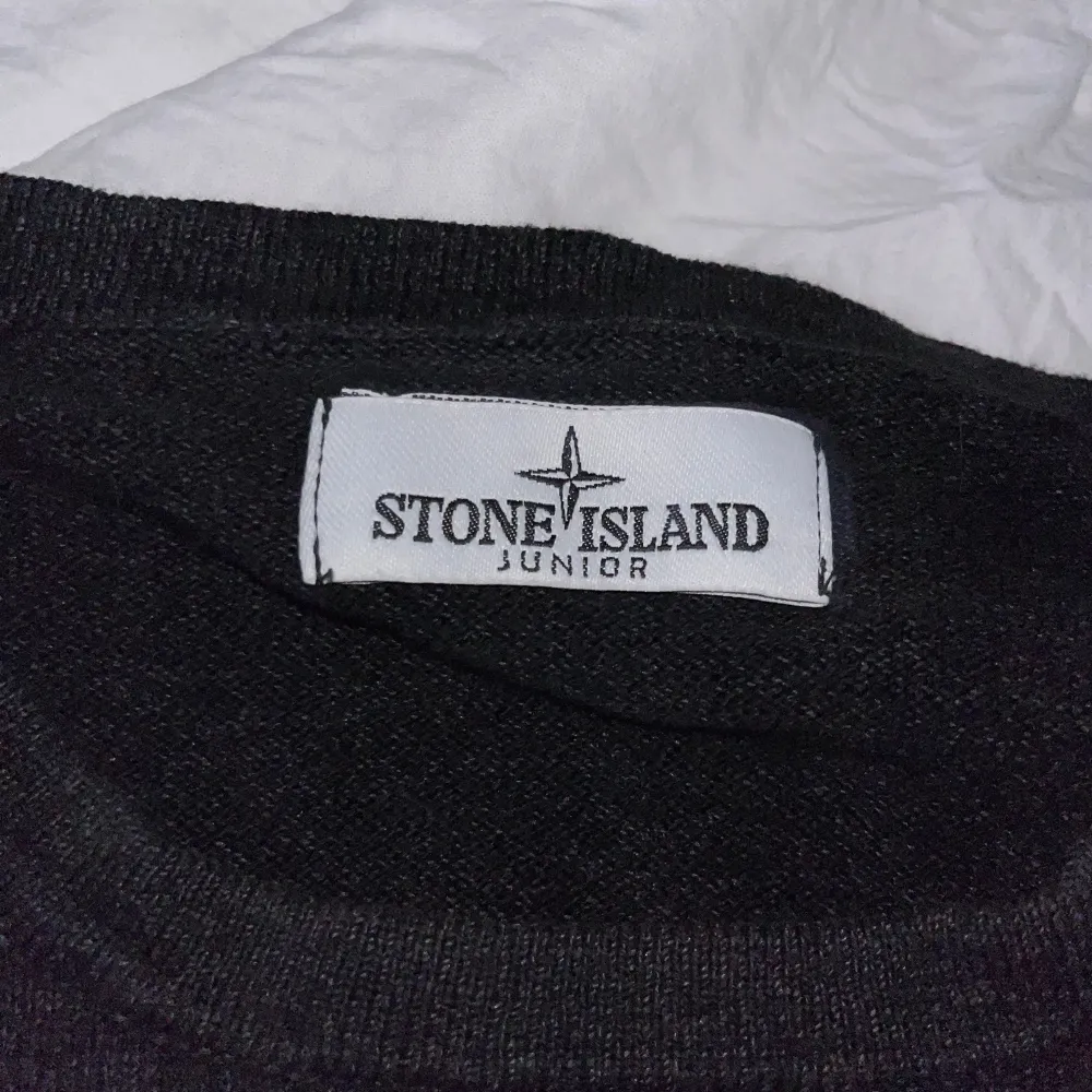 Jag säljer nu min Stone island tröja. Finns inga skador 9,5/10 skick (storlek xs passar folk runt 160 cm (Ny pris ca 2000kr). Hoodies.