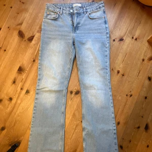 Jeans från Gina tricot  - Superfina midwaist/High waist jeans i nyskick som jag säljer pga att de är lite för stora för mig. Ca 107 cm från början av byxorna till byxslut. Hör av er om ni har några frågor! 🥰