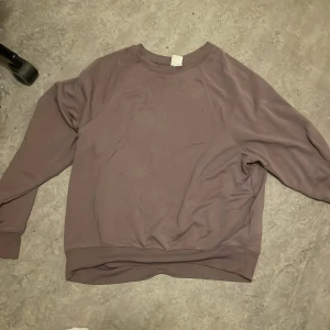 söt lila sweater - köpt på hm! andra bilden är tagen i blixt då första bilden inte visade färgen tydligt.