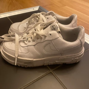 Nike Air Force 1  - Storlek 36 normala i storlek, sparsamt använda, dom är endast lite smutsiga på sulan och undertill utöver det syns det knappt att dom är använda