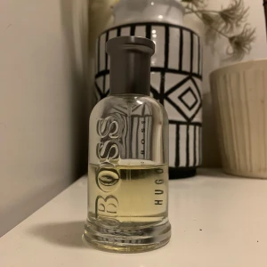 Hugo Boss parfym  - Hugo Boss parfym som har en söt och mjuk doft, perfekt nu inför hösten och vintern. Ungefär hälften kvar vilket motsvarar 25mL