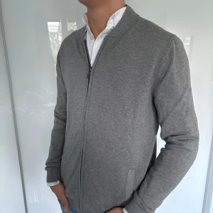 Esprit kofta grå - - kofta från märket Esprit i storlek M - Bra skick, inga defekter  - Modell på bild är 182/67kg. - Hör av dig vid eventuella frågor! Mvh  