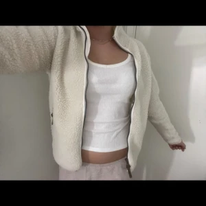 Teddy fleece - Säljer en teddy fleece i nyskick! Vill förtydliga att detta är en fleece och ingen jacka. Säljer då den är förliten. Öppen för att diskutera lägre pris!