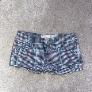 Vintage lågmidjade små shorts - Köpt på marknad i Italien, super snygga och perfekt skick. Storlek: S