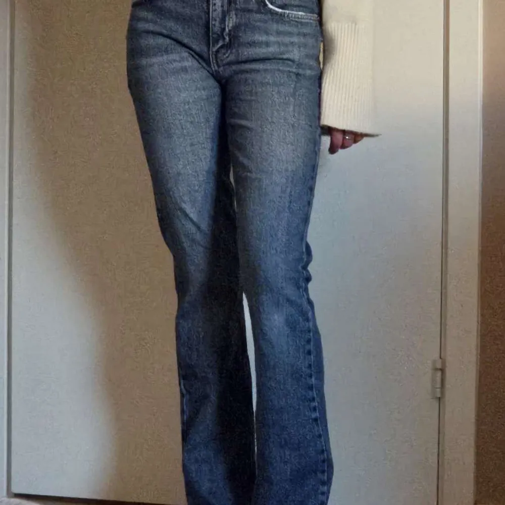 Är i bra skick. Är bootcut och lite avklippta i benen för att de var för långa på mig. Är mid/highwaist i midjan! Midjemåttet är ca 33cm och innerbenslängden är ca 73cm!!💕💕. Jeans & Byxor.