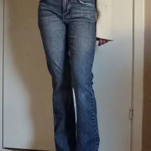 Är i bra skick. Är bootcut och lite avklippta i benen för att de var för långa på mig. Är mid/highwaist i midjan! Midjemåttet är ca 33cm och innerbenslängden är ca 73cm!!💕💕