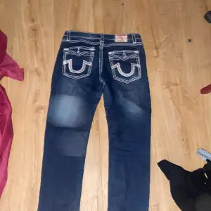 Lågmidjade botcut true religion jeans