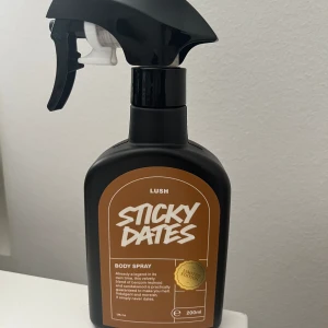 Sticky dates LUSH - Helt full sticky dates bodyspray från LUSH, endast använt 3 spray av den. Säljer denna eftersom jag inte är en gourmand-älskare men om du gillar gourmand dofter är denna för dig!