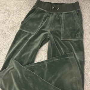 Juicy byxor  - Säljer mina juicy byxor mörk gröna storlek xxs för andvänder dom inte 