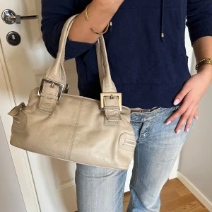 Väska - Så cool och söt väska i beige!