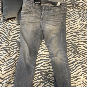 Dondup george - Säljer nu mina skit feta gråa dondup george jeans Storlek 32 