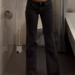 Lågmidjade bootcut jeans - Köpta på johnells för 800kr, därför säljer jag dem för 450kr, men kan tänka mig gå ner i pris. Storlek 34, alltså xs. Felfria!