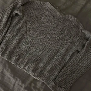 Stickad tröja - Fin och sparsamt använd tröja! Inga defekter förutom en liten tråd som sticker ut emn lätt fixat!! 