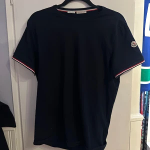 Moncler T-shirt  - Säljer den pga växt ur den. Väldigt bra skick och knappt använd den.  Storlek L men passar bra på M  Hör av dig vid frågor eller funderingar! 
