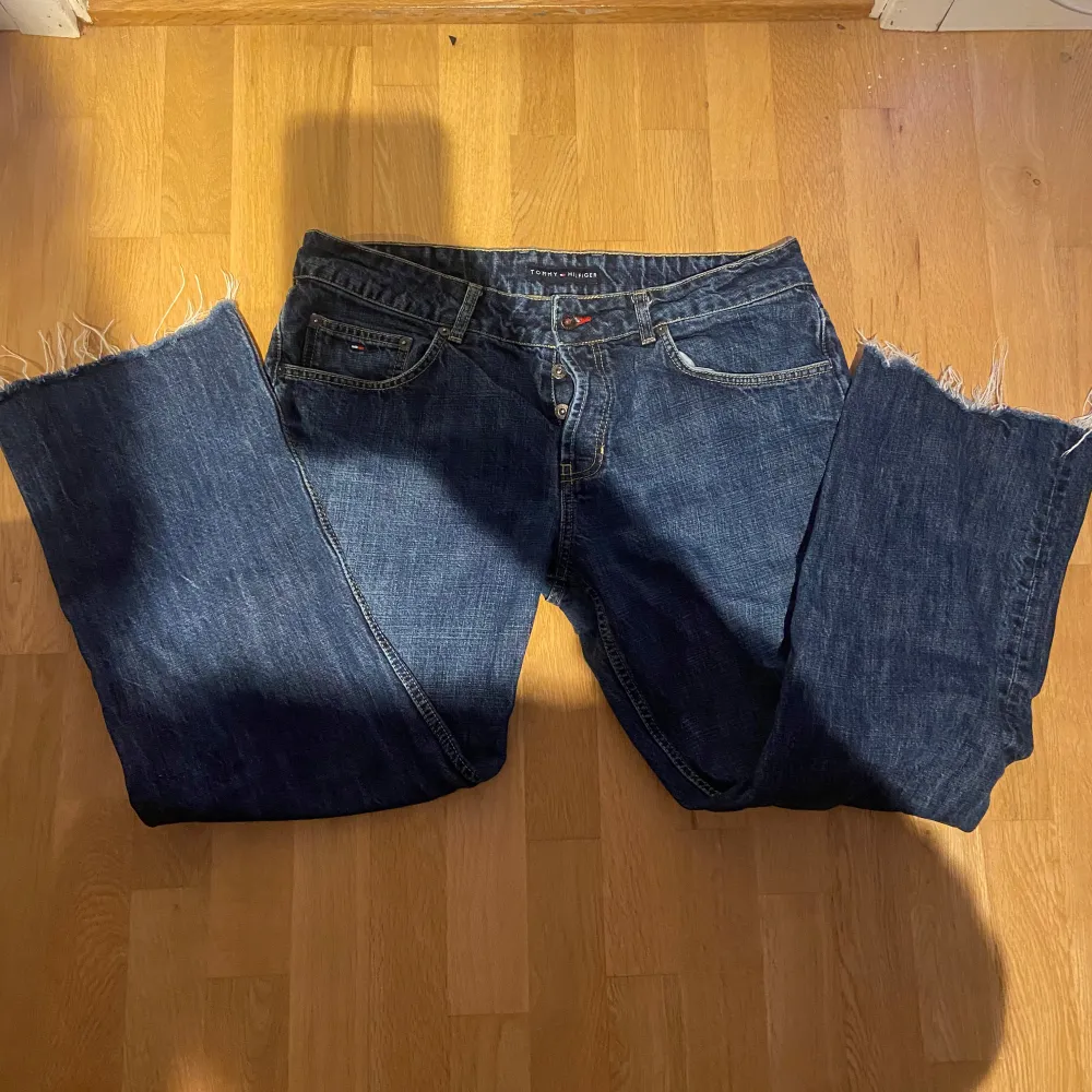 Tja! Säljer nu mina Tommy Hilfiger jeans som är storlek W36 (passar som W33) L34 (passar som L30)! Skicket är mycket bra, inga defekter 🙌🏼 priset ät inte hugget i sten så det är bara att höra av sig vid frågor eller funderingar ✅. Jeans & Byxor.