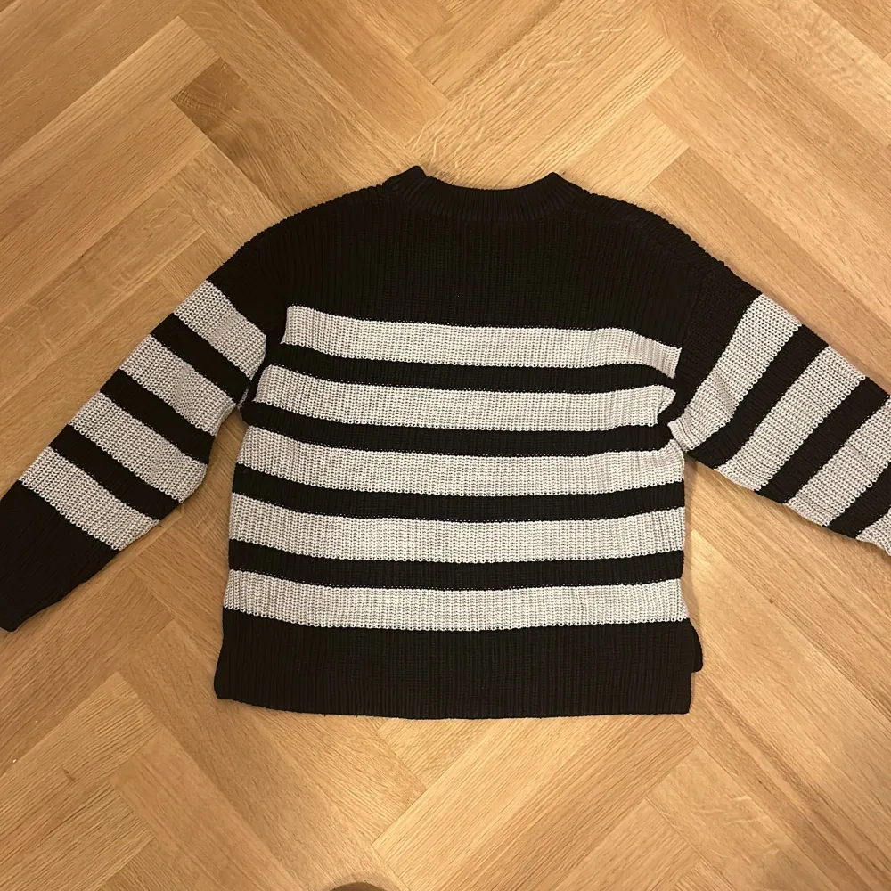 En vit och svart randig tröja från Gina tricot. Lite missfärgat men är i bra skick, storlek 130/140🖤🤍. Tröjor & Koftor.