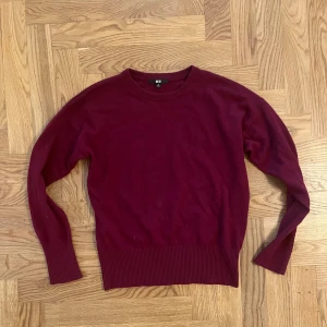 Kashmir tröja! - Höstig och mysig röd tröja i 100% cashmere!  Hela tröjan är smått nopprig och det finns en fläck, annars i gott skick!😚