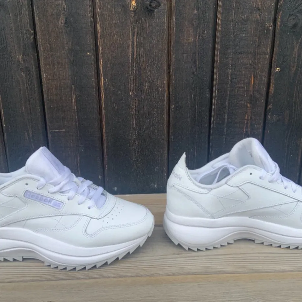 Vita Reebok Classics sneakers med en chunky sula. Skorna är i mycket gott skick och är endast använda en dag.   De är perfekta för vardagligt bruk eller för att klä upp en outfit.  Säljer då jag köpte fel storlek.   Ord pris 1399 kr  . Skor.