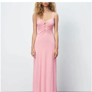 Zara klänning  - Säljer denna långa fina rosa klänningen från Zara i stl S. Bra skick💕