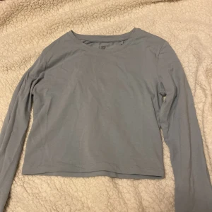 Ljusblå tröja - Tröjan är från lager 157 och har inte använt tröjan alls hel ny men är för stor för mig.