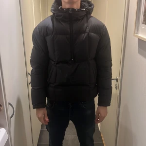 Halvzip Gant Jacka  - Tja säljer denna sjyssta Gant jacka som har en unik look med halfzip, perfekt för vintern❄️