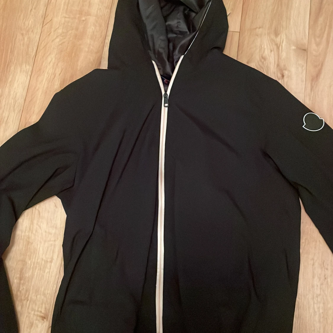 Svart vindjacka med huva