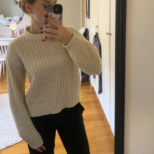 Stickad tröja  - Super fin stickad tröja ifrån Vero Moda i storlek XS. Den kommer inte länge till användning och är i fint skick. Bara att be om fler bilder och pris går att diskutera💕