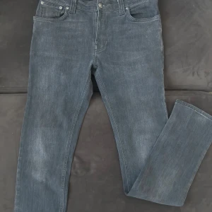 Nudie jeans - Grå slim fit jeans i storlek 31 i mycket gott skick. Använda endast några få gånger! Väldigt bekväma och funkar perfekt för både avslappnade och uppklädda tillfällen. 