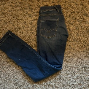 Replay jeans  - Ett par slim jeans från replay. Modellen är Anbass.