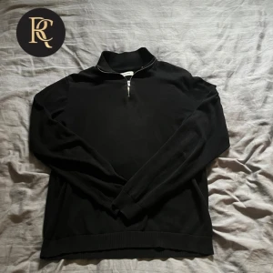 Halv Zip Tröja - Säljer denna riktigt stiliga halv zip tröja från Jack & Jones i storlek M med ett bra skick! Hör av er för fler frågor!🤝