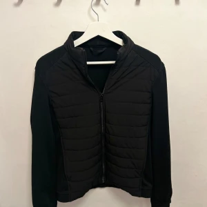 Cardigan jacka Zara - Cardigan jacka från Zara. Väldigt bra skick förutom att det är hål i ena fickan. Skriv till mig för mer info om hålet. 