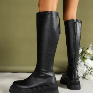 Stövlar  - Råka köpa två par så säljer två par då dom är förstora, storlek 39 men mer 38 kvar i kartong båda två 