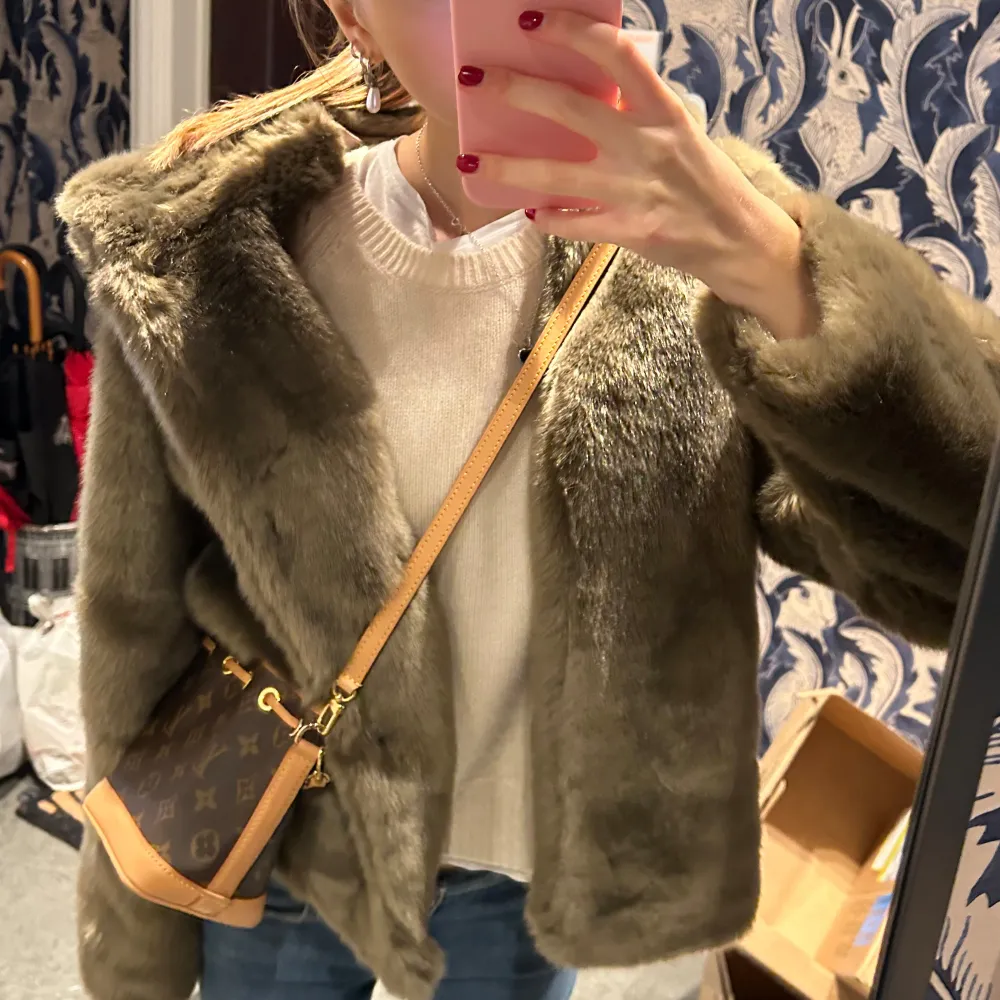 Faux fur jacka från nakd i strl 32 som jag köpte i vintras för 1200kr☺️Bara använd några gånger så precis som ny!🫶🏻Skulle säga att den passar en xs/s💖 helt slutsåld och väldigt svår att få tag på!💕Så snygg och perfekt höst och vinter jacka🩷🩷🩷. Jackor.