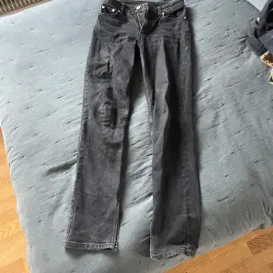 Säljer nu dessa snygga ganni jeans med slits längst ned🙌