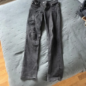 Ganni jeans med slits  - Säljer nu dessa snygga ganni jeans med slits längst ned🙌