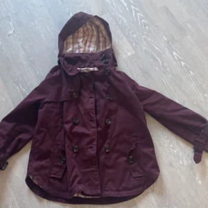 Höstjacka av Stella McCartney.  - Stella mcCartney. Avtagbar luva. Str 12 y. Bra skick.