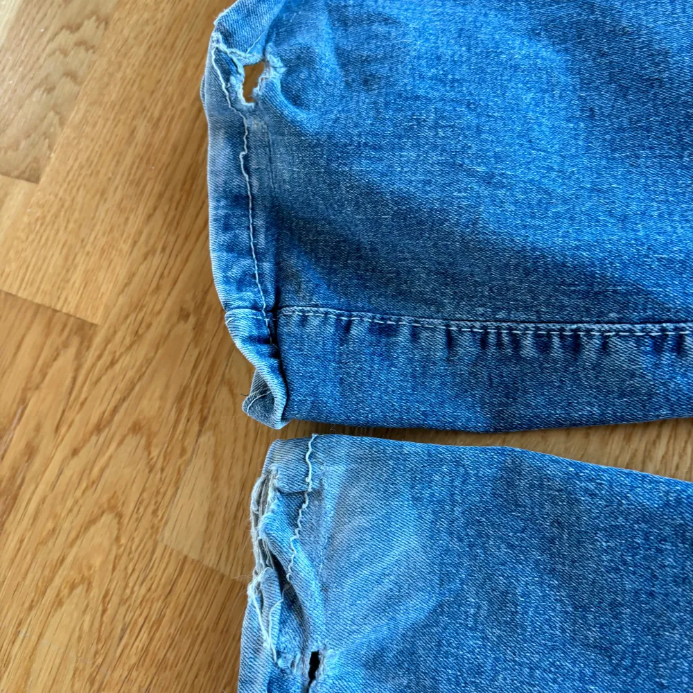 Fina bootcut jeans med fina fickor från shein i stl.S🩵Använda ett fåtal ggr och har fått 2 små hål längst ner som syns på sista bilden pga. de varit för långa🙏🏻🩵 Innerbenslängd 78,5cm . Jeans & Byxor.